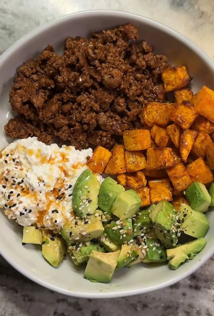 Bol complet avec avocat, proteines et patate douce