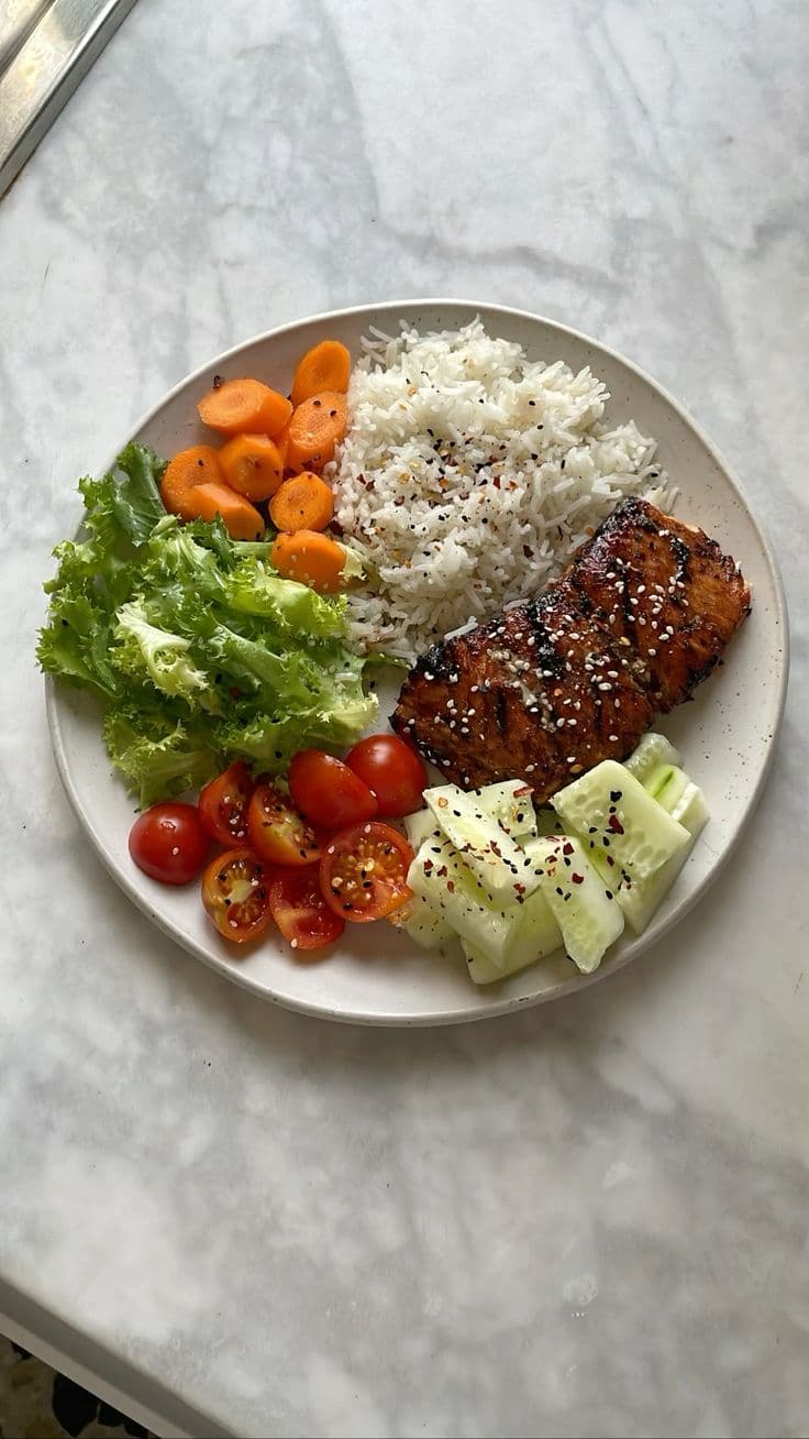 Assiette equilibree avec saumon, riz et legumes