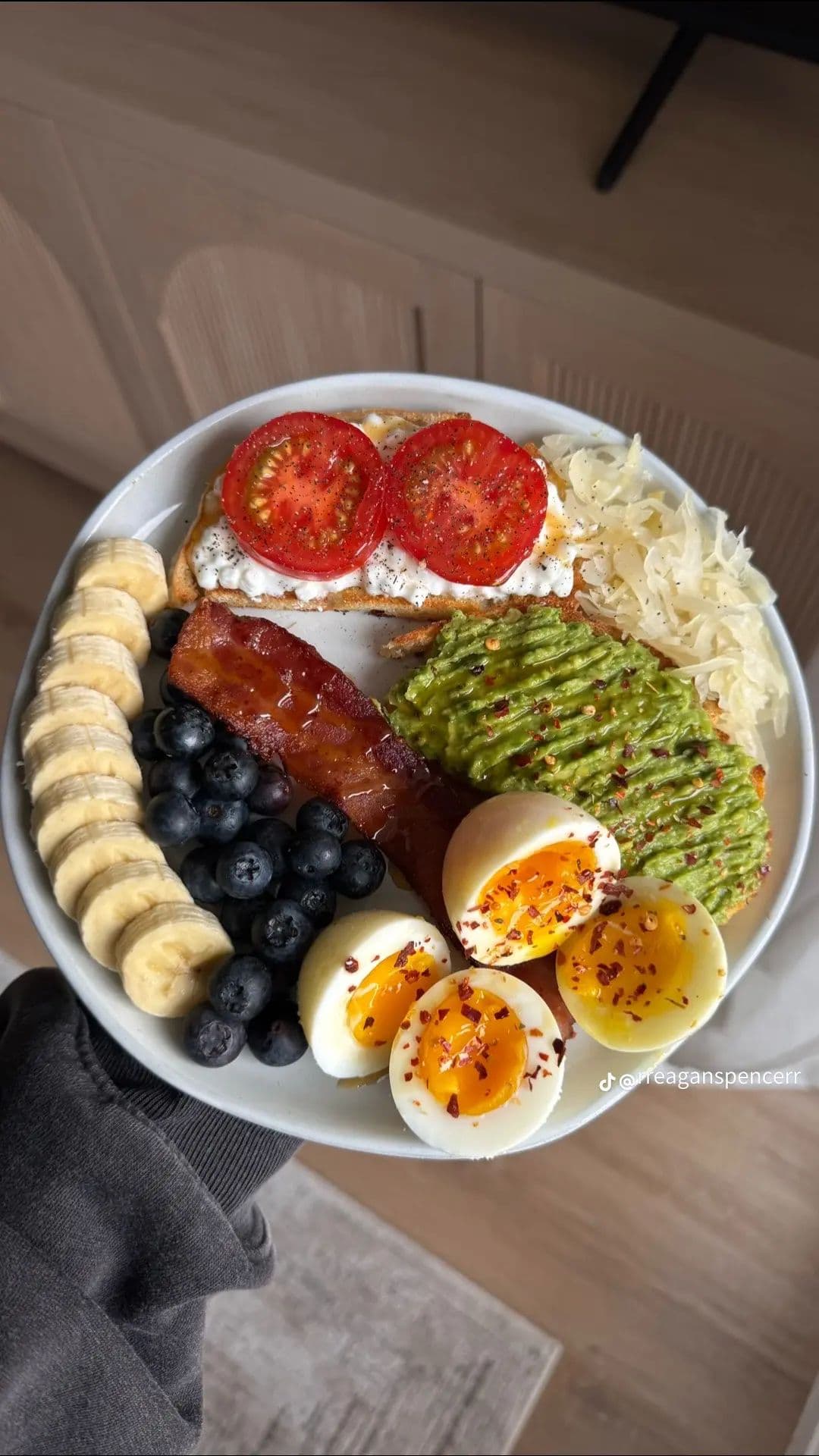 Assiette petit-dejeuner avec oeufs, toast et fruits